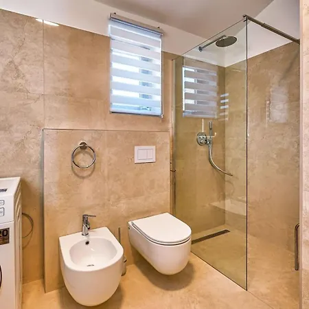 Hébergement de vacances With Private Pool, Garden And Seaview For Max 11 Pers Near Labin 5207-1