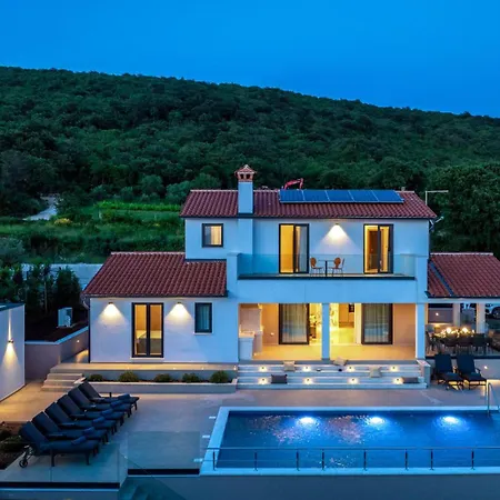 Сasa de vacaciones With Private Pool, Garden And Seaview For Max 11 Pers Near Labin 5207-1