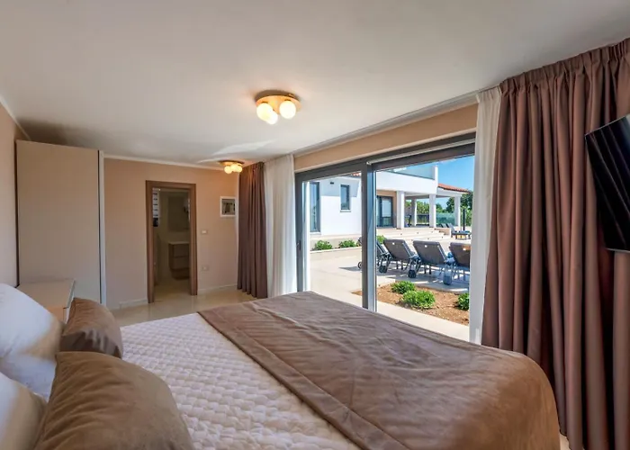 With Private Pool, Garden And Seaview For Max 11 Pers Near Labin 5207-1 *