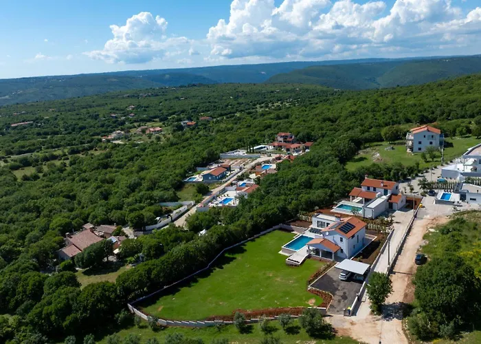 With Private Pool, Garden And Seaview For Max 11 Pers Near Labin 5207-1 Сasa de vacaciones Ubasico